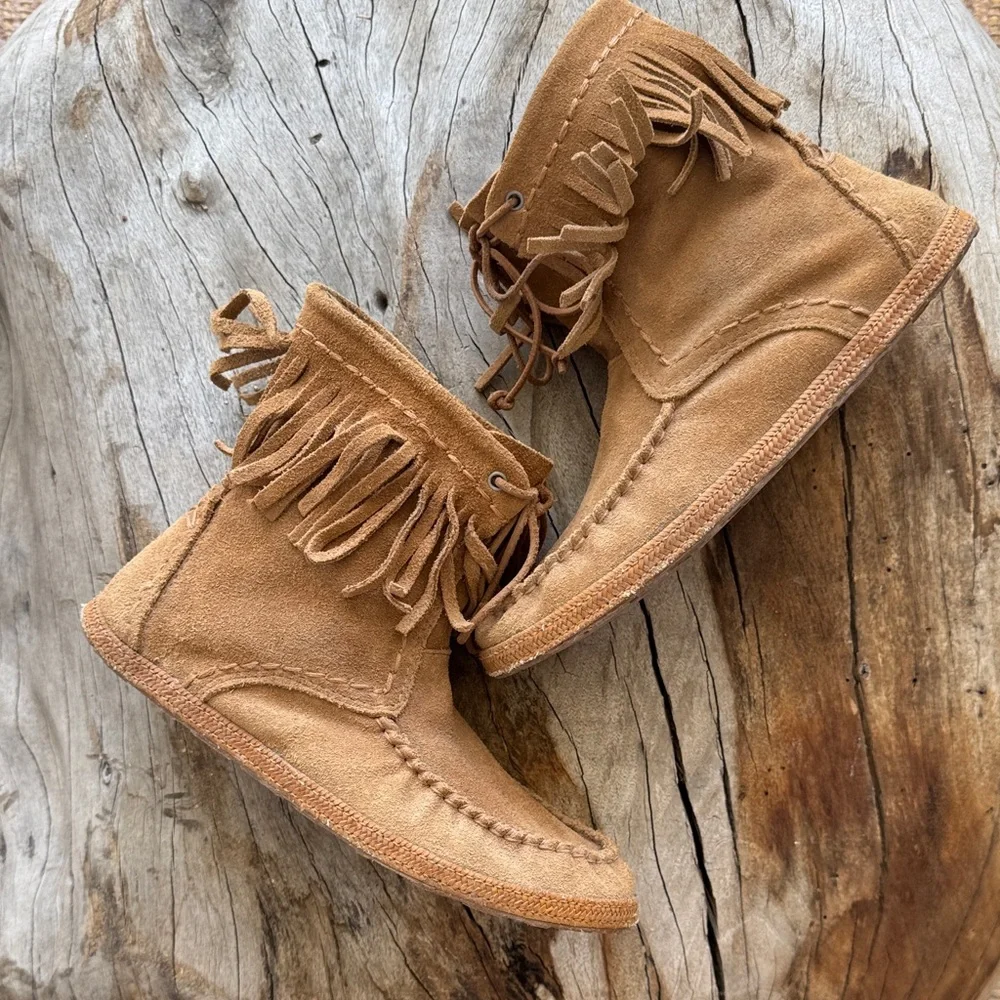 Ugg kids unisex size 3 Fringe Suede Ankle Moccasin Boots - Tan with zipper boho